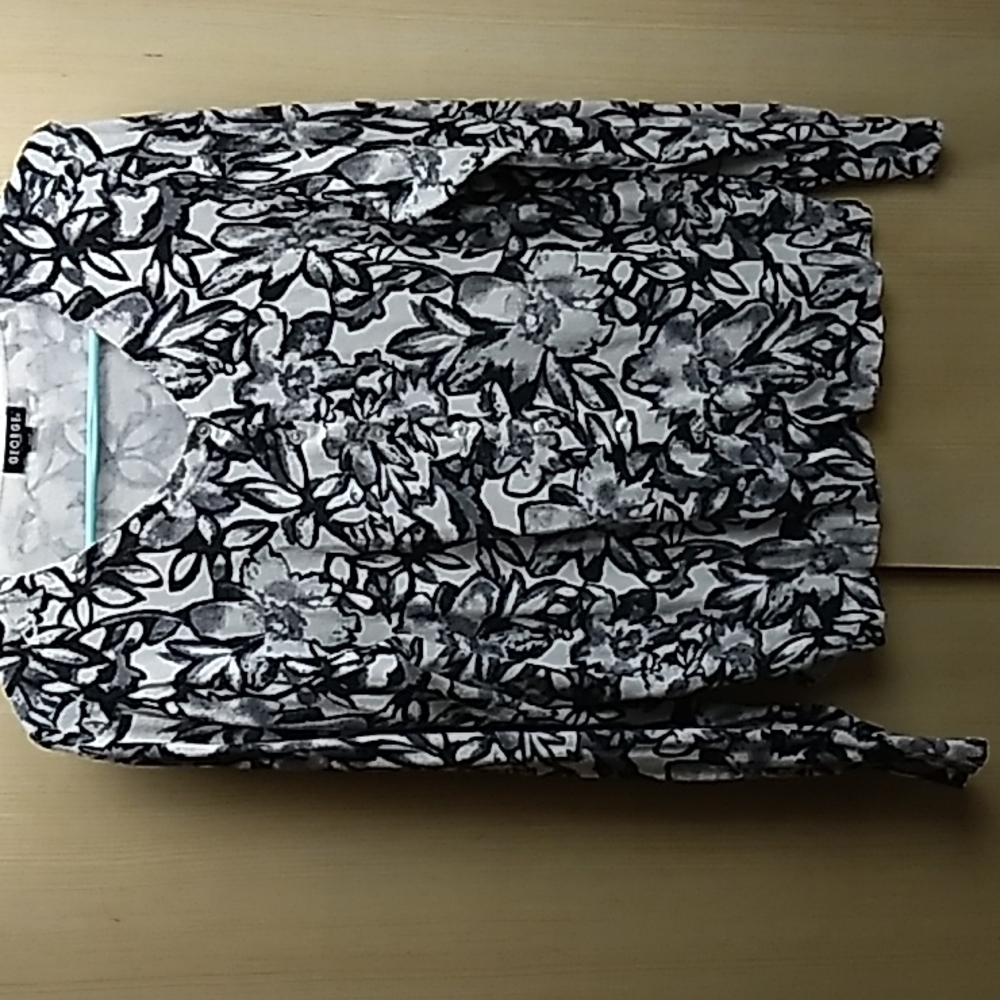 George XXL / 20 White, Black & Gray Flowers on button up sweater very cute.